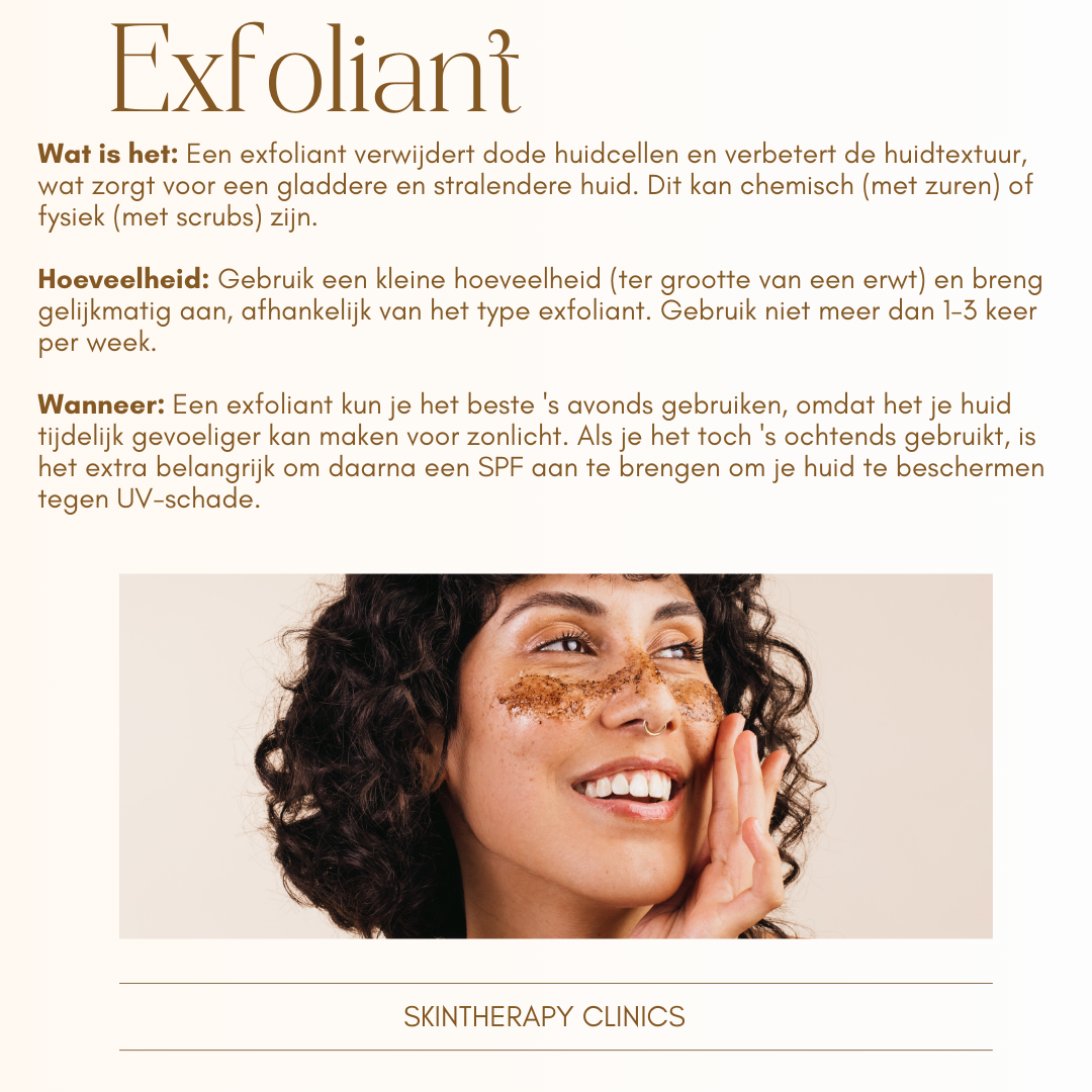 Een lachende vrouw brengt een fysieke exfoliant aan op haar huid, met uitleg over het gebruik van exfolianten en wanneer deze het beste te gebruiken